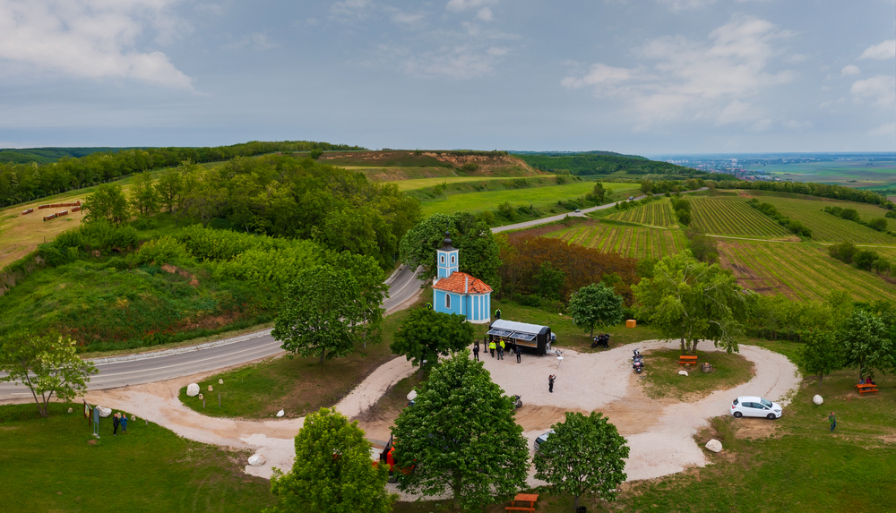 Lösz-szurdik tanösvények – Csontok, barlanglakások, bor és panoráma Szekszárdon  