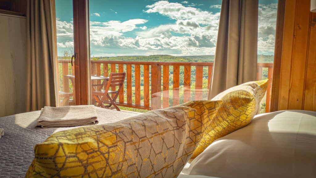 Lösz-szurdik tanösvények – Csontok, barlanglakások, bor és panoráma Szekszárdon  