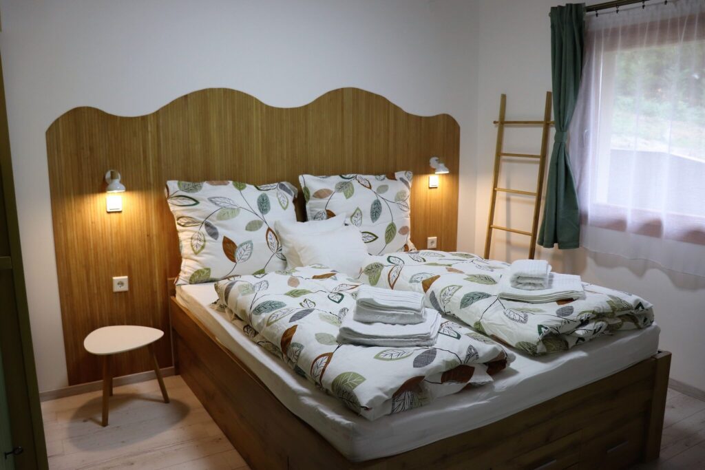 Mesébe illő falucska a hegyek és a Duna között: irány Zebegény!