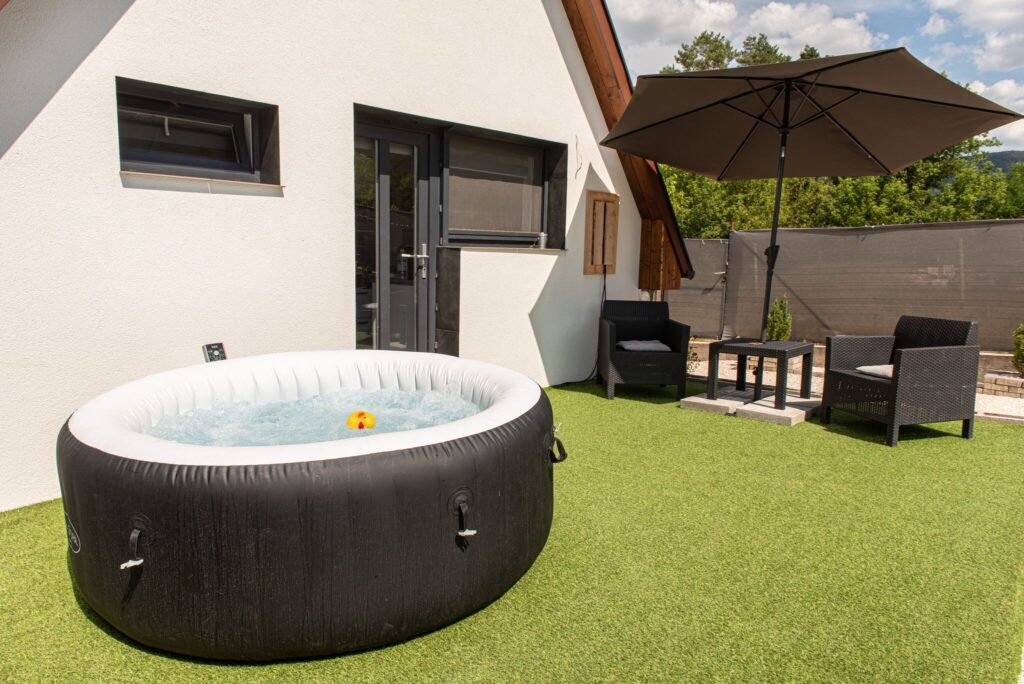 Mesébe illő falucska a hegyek és a Duna között: irány Zebegény!