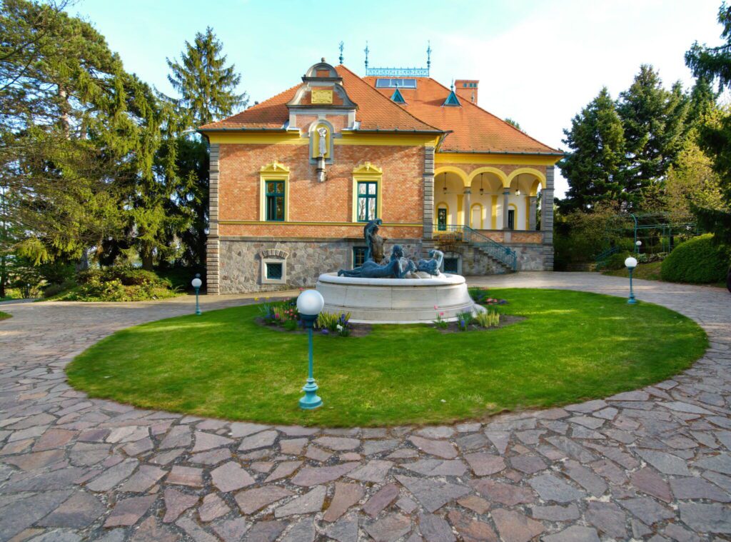 Mesébe illő falucska a hegyek és a Duna között: irány Zebegény!