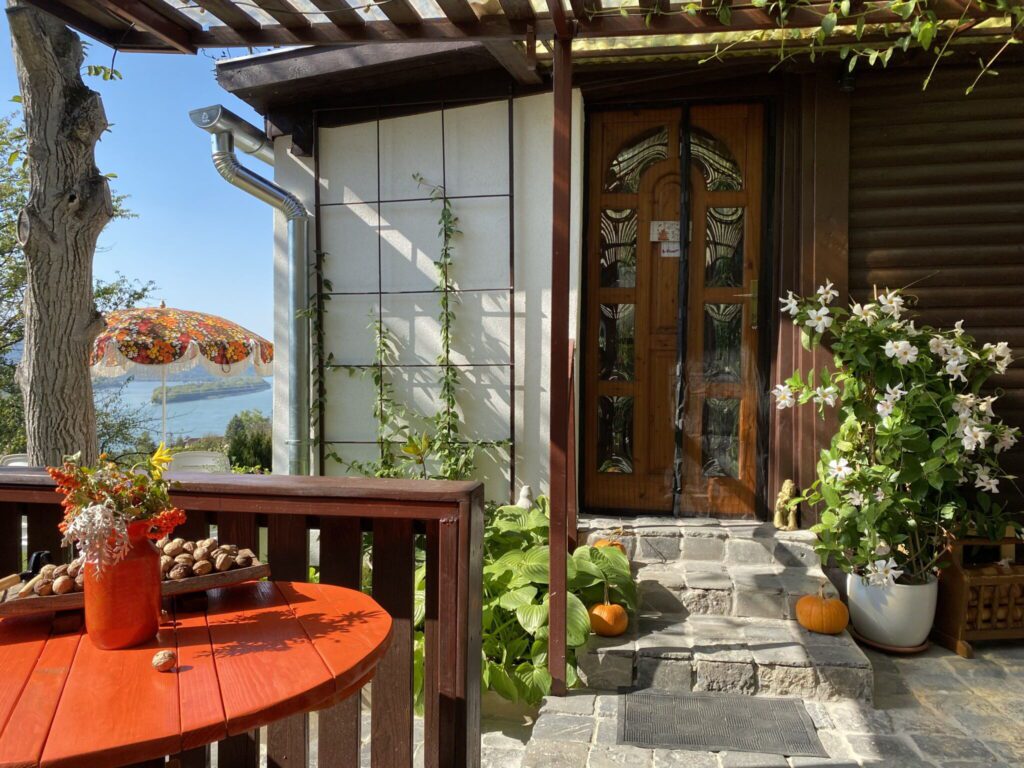 Mesébe illő falucska a hegyek és a Duna között: irány Zebegény!