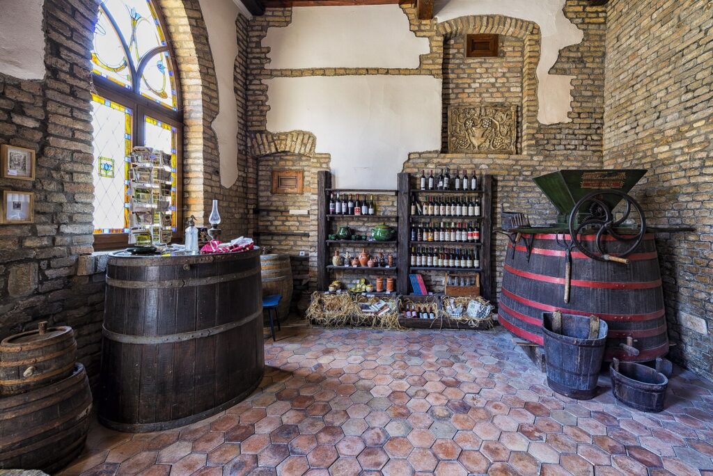 Lösz-szurdik tanösvények – Csontok, barlanglakások, bor és panoráma Szekszárdon  