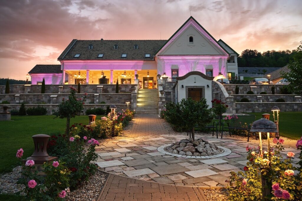 Lösz-szurdik tanösvények – Csontok, barlanglakások, bor és panoráma Szekszárdon  