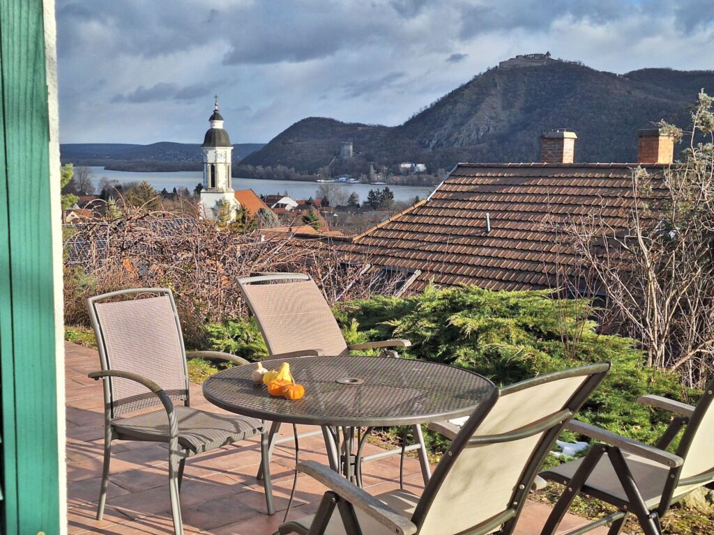 Mesébe illő falucska a hegyek és a Duna között: irány Zebegény!