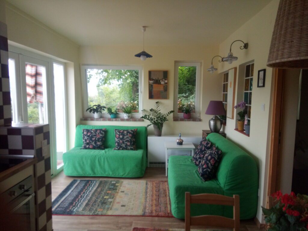 Mesébe illő falucska a hegyek és a Duna között: irány Zebegény!