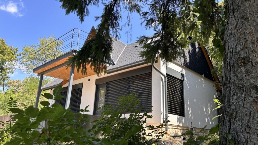 Mesébe illő falucska a hegyek és a Duna között: irány Zebegény!