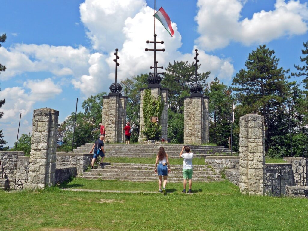 Mesébe illő falucska a hegyek és a Duna között: irány Zebegény!