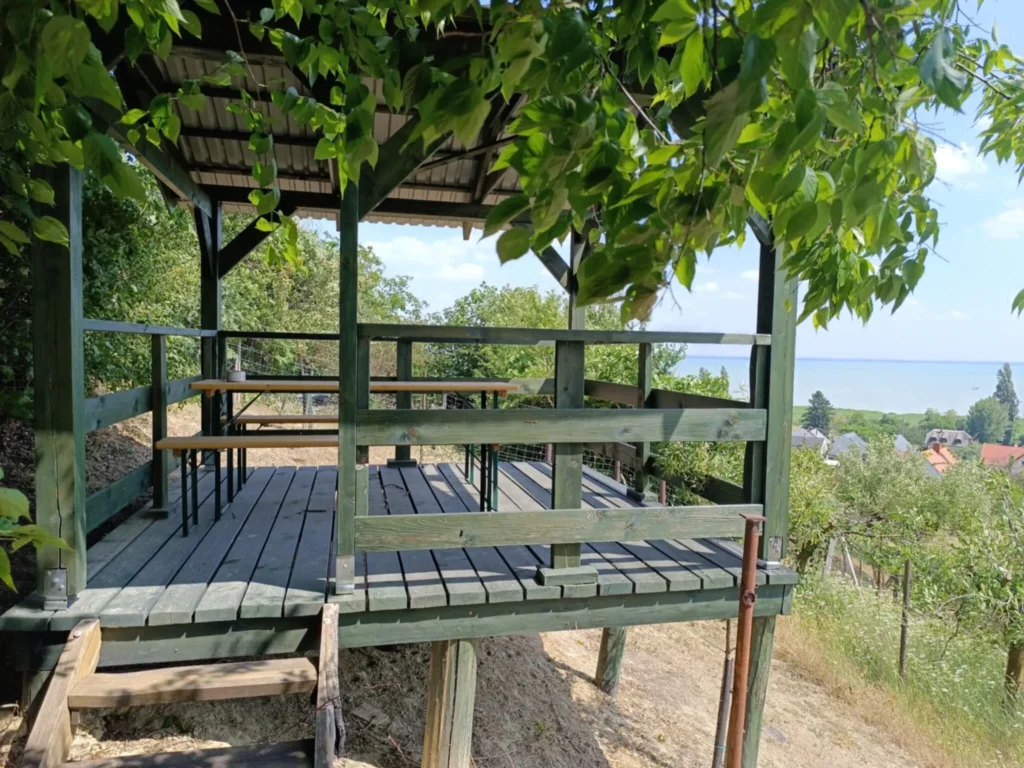 Ahol a napfény mellé ízélmények társulnak – 10 teraszos gasztrohely a Balaton északi partján
